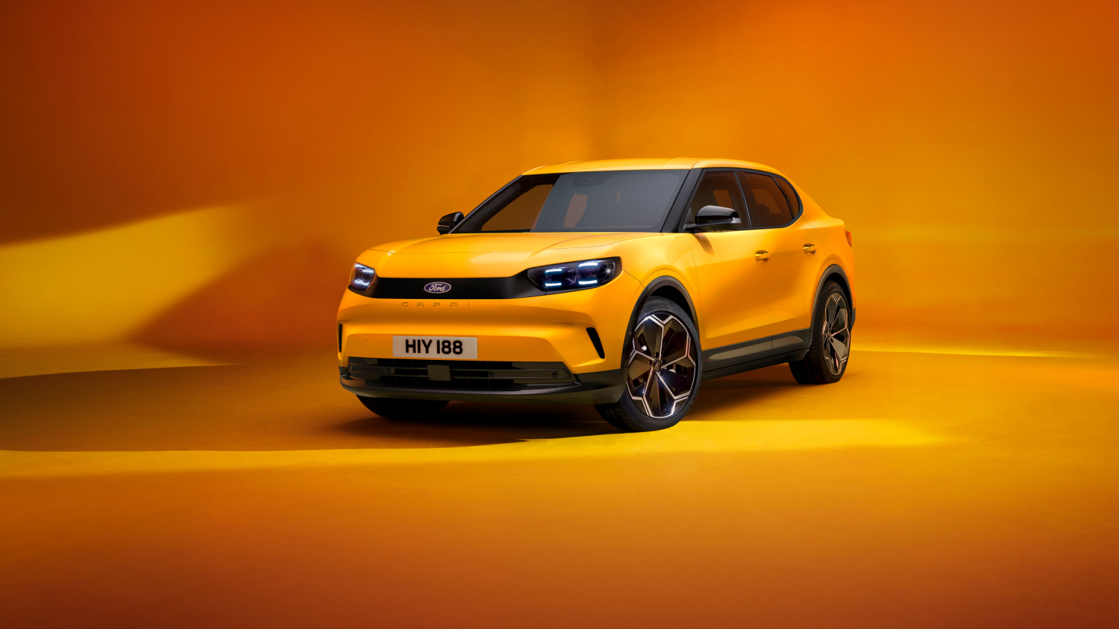 Автомобиль  Ford Capri 2024 года на оранжевом фоне