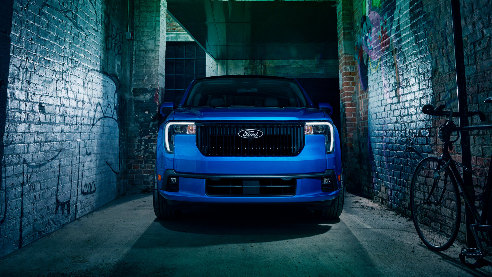 Синий автомобиль Ford Maverick Lobo 2025 года вид спереди