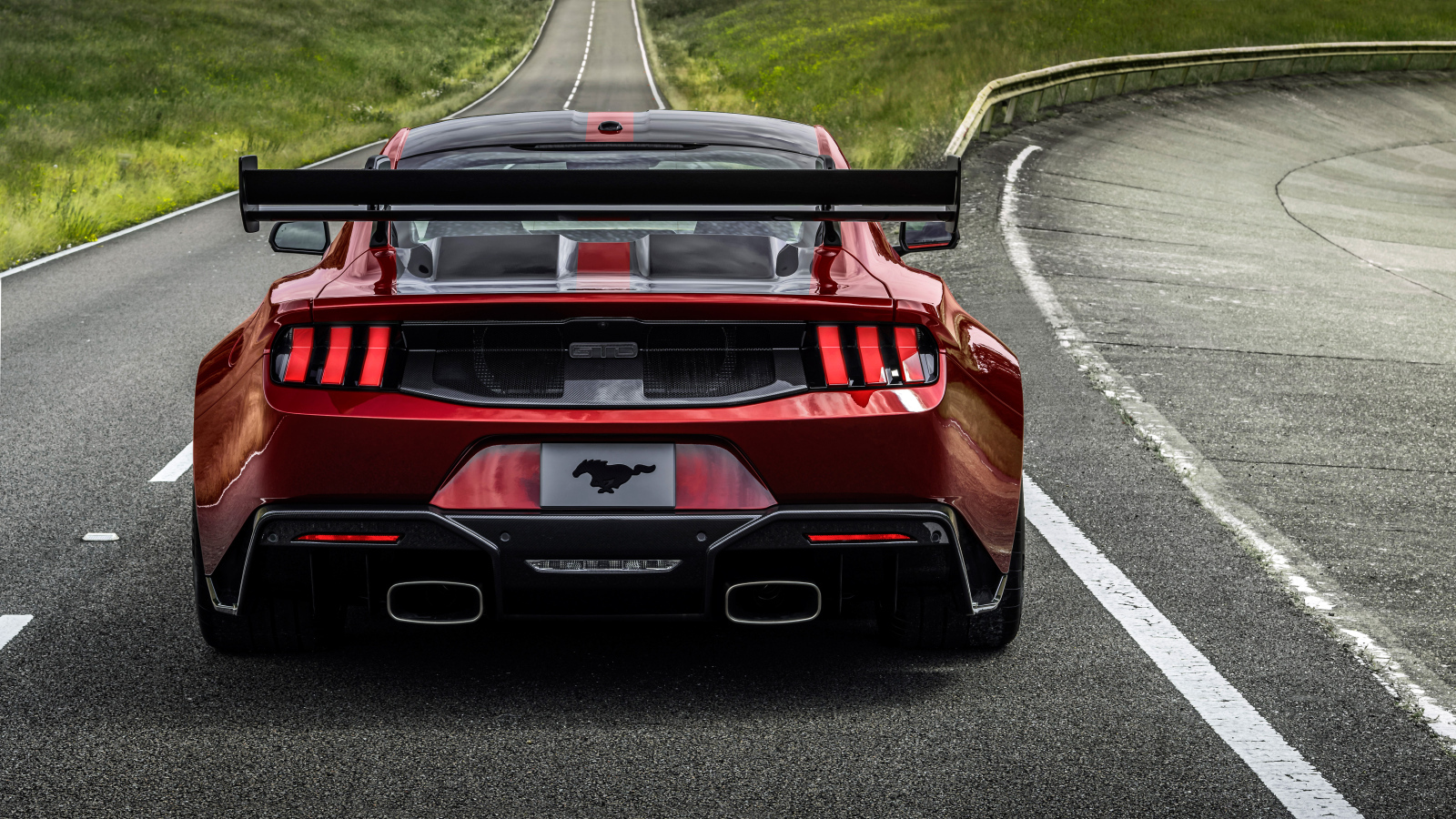 Вид сзади на автомобиль Ford Mustang GTD Performance Pack 2025 года