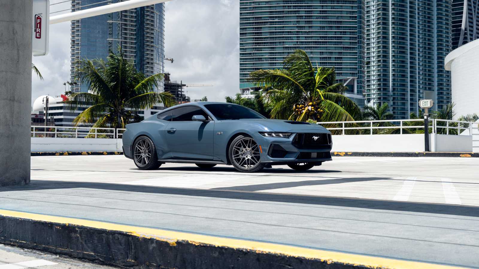 Автомобиль Ford Mustang Dark Horse у небоскребов