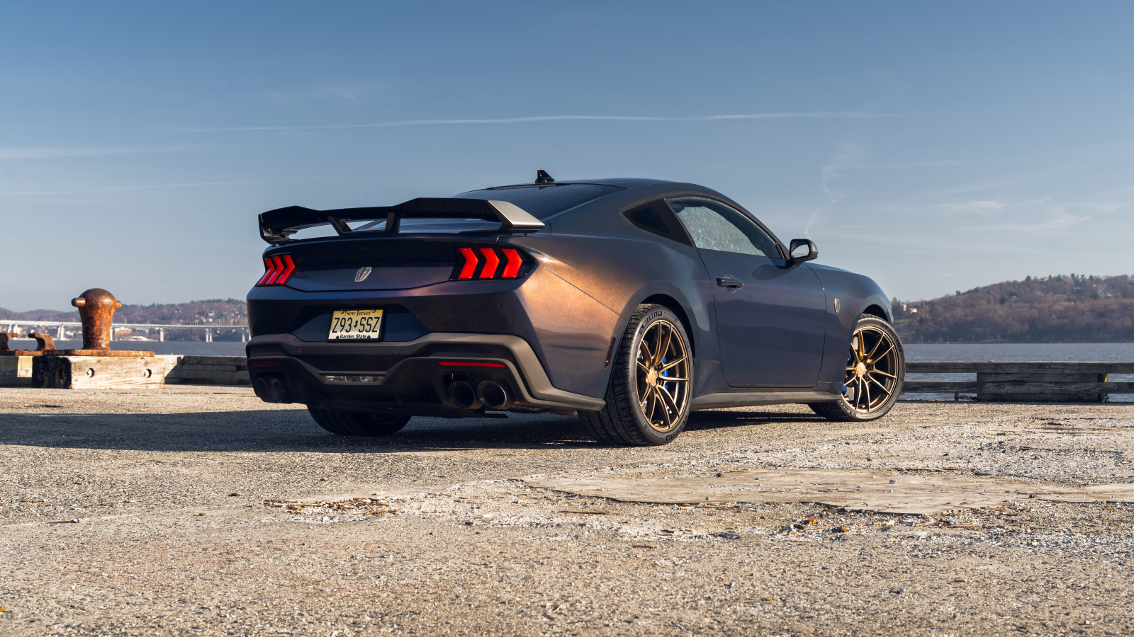 Автомобиль Ford Mustang Dark Horse вид сзади