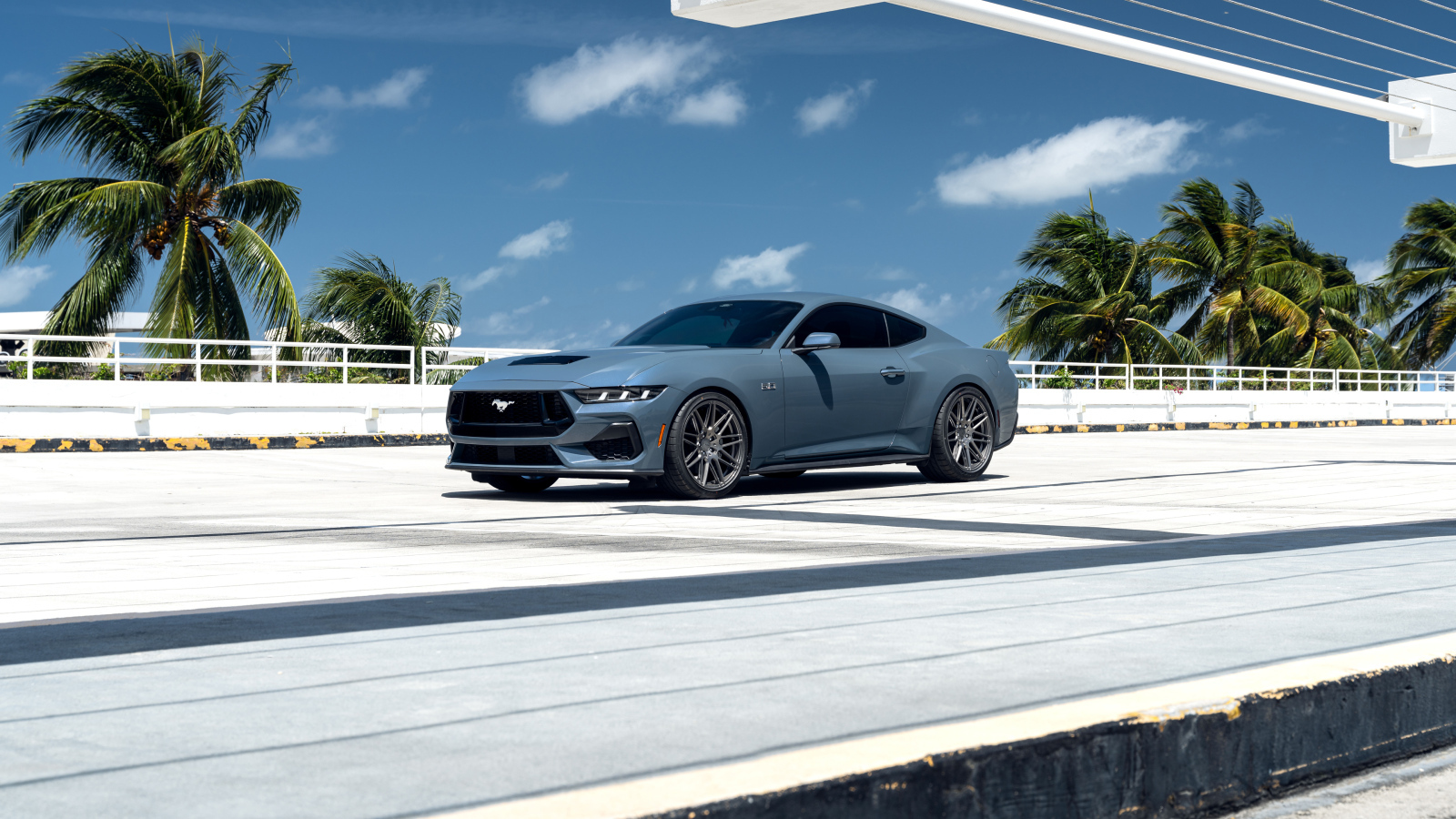 Автомобиль Ford Mustang GT на дороге