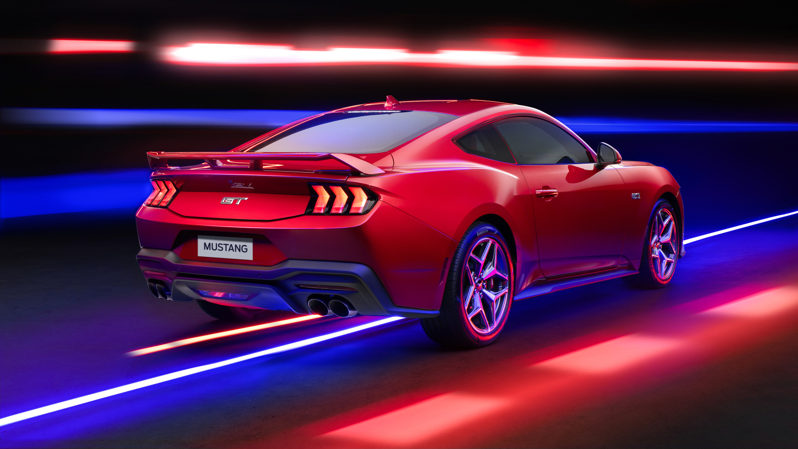 Вид сзади на красный автомобиль Ford Mustang GT Performance 2024 года