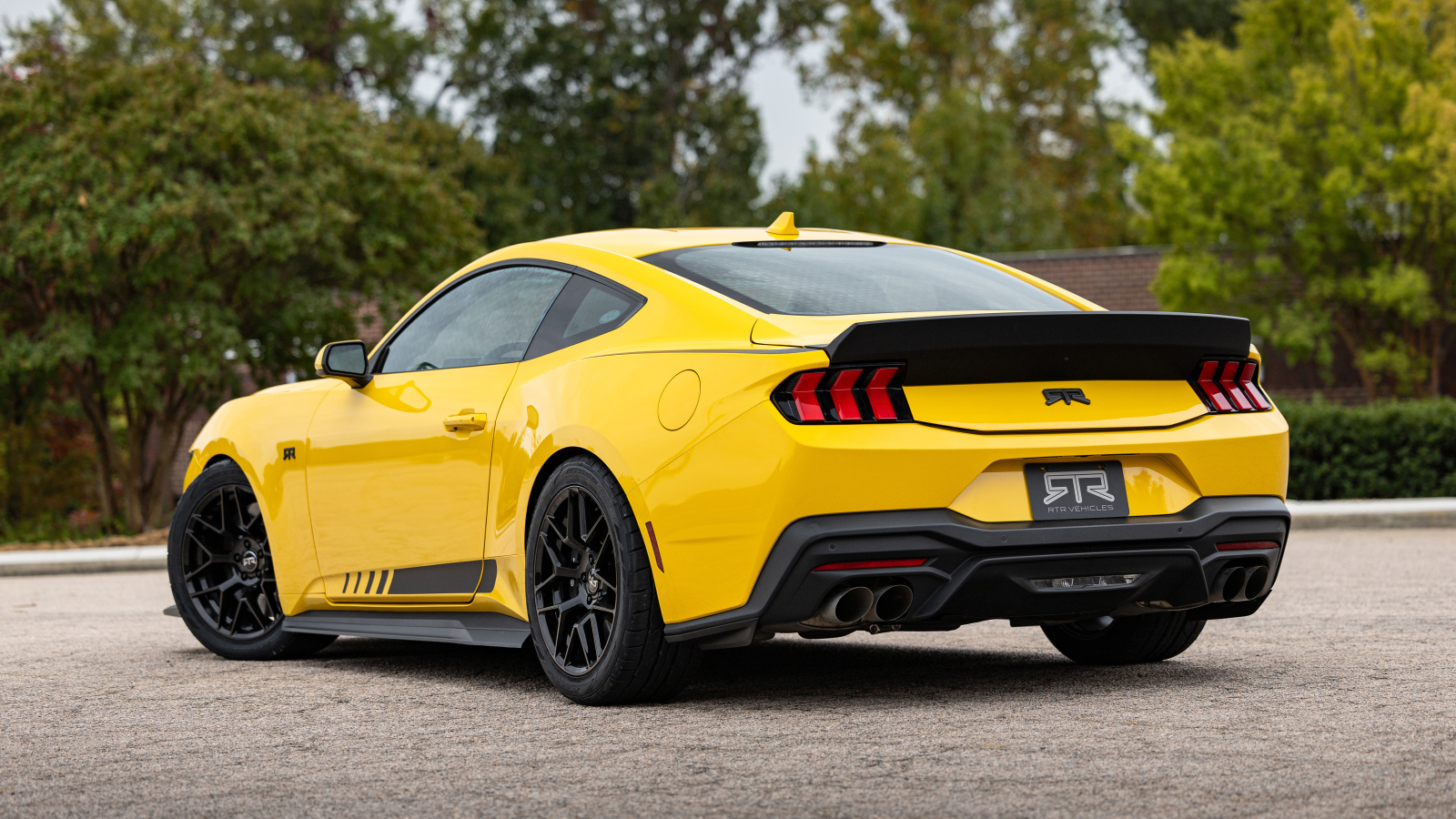 Вид сзади на желтый автомобиль RTR Ford Mustang S650 2024 года