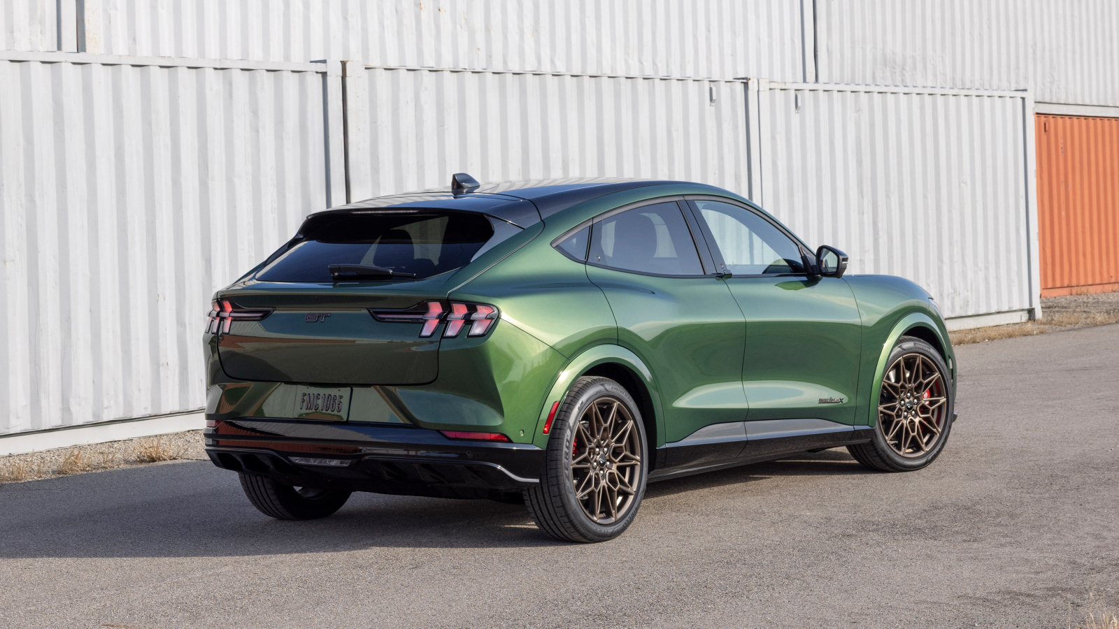 Вид сзади на автомобиль  Ford Mustang Mach-E GT Bronze Appearance Package 2024  года