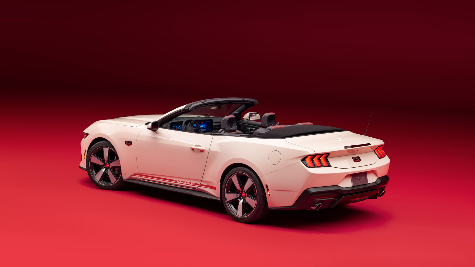 Вид сбоку на белый автомобиль Ford Mustang GT Convertible 60th Anniversary Package 2025 года
