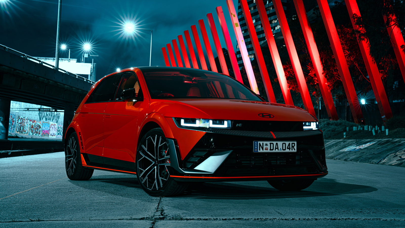 Красный автомобиль Hyundai IONIQ 5 N 2024 года
