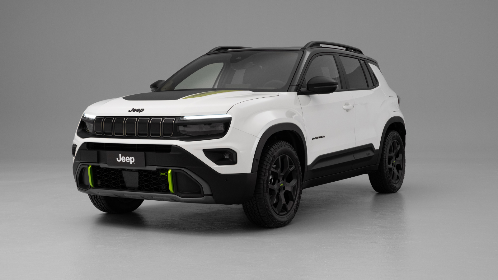 Белый внедорожник Jeep Avenger 4xe 2024 года