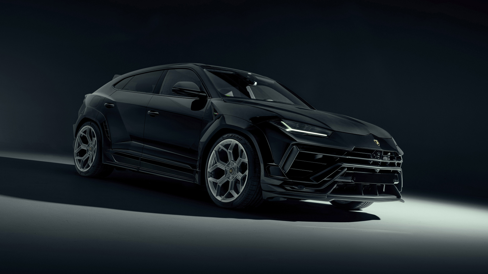 Черный стильный внедорожник Lamborghini Urus