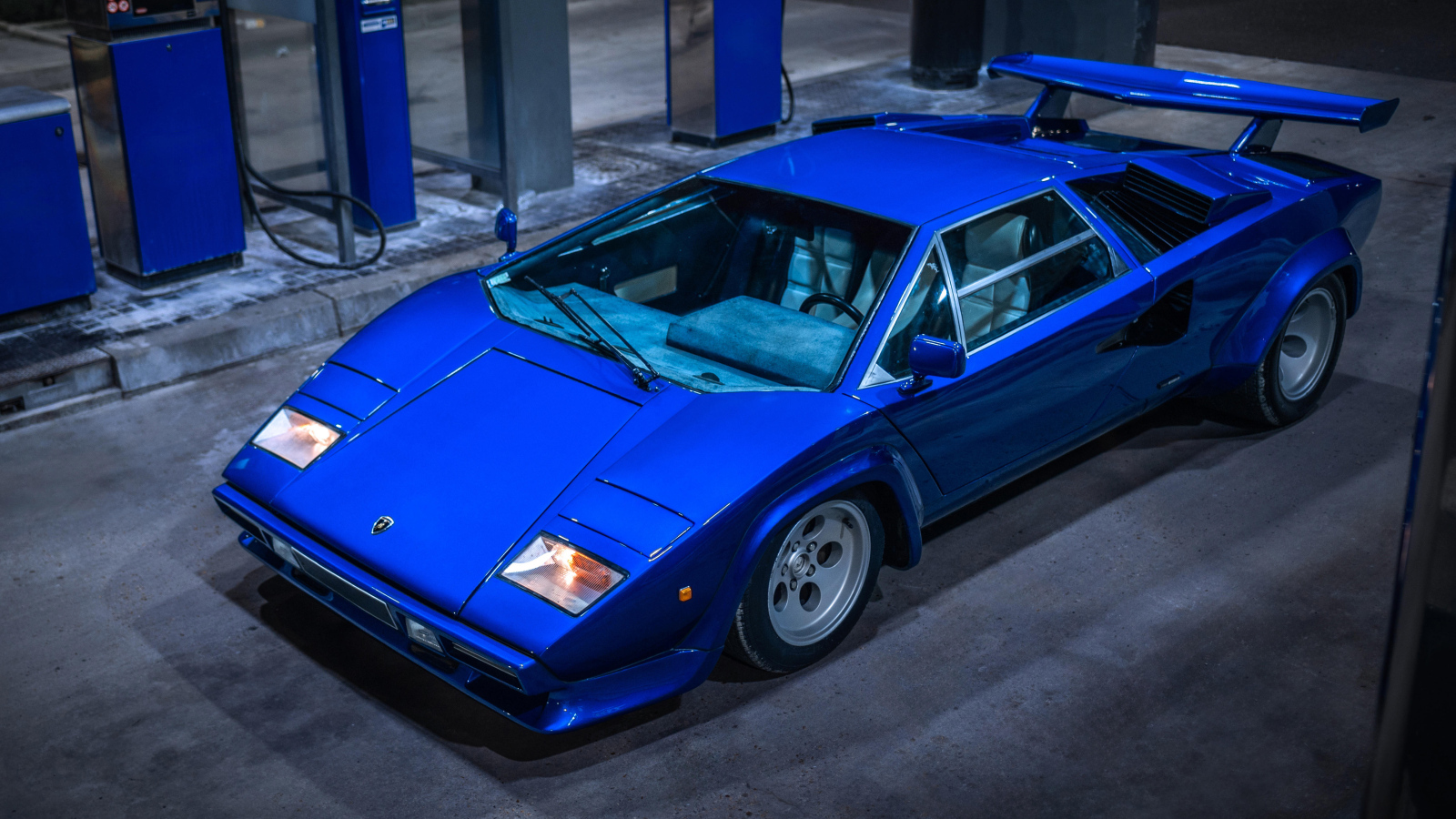 Синий автомобиль  Lamborghini Countach LP400 вид сверху