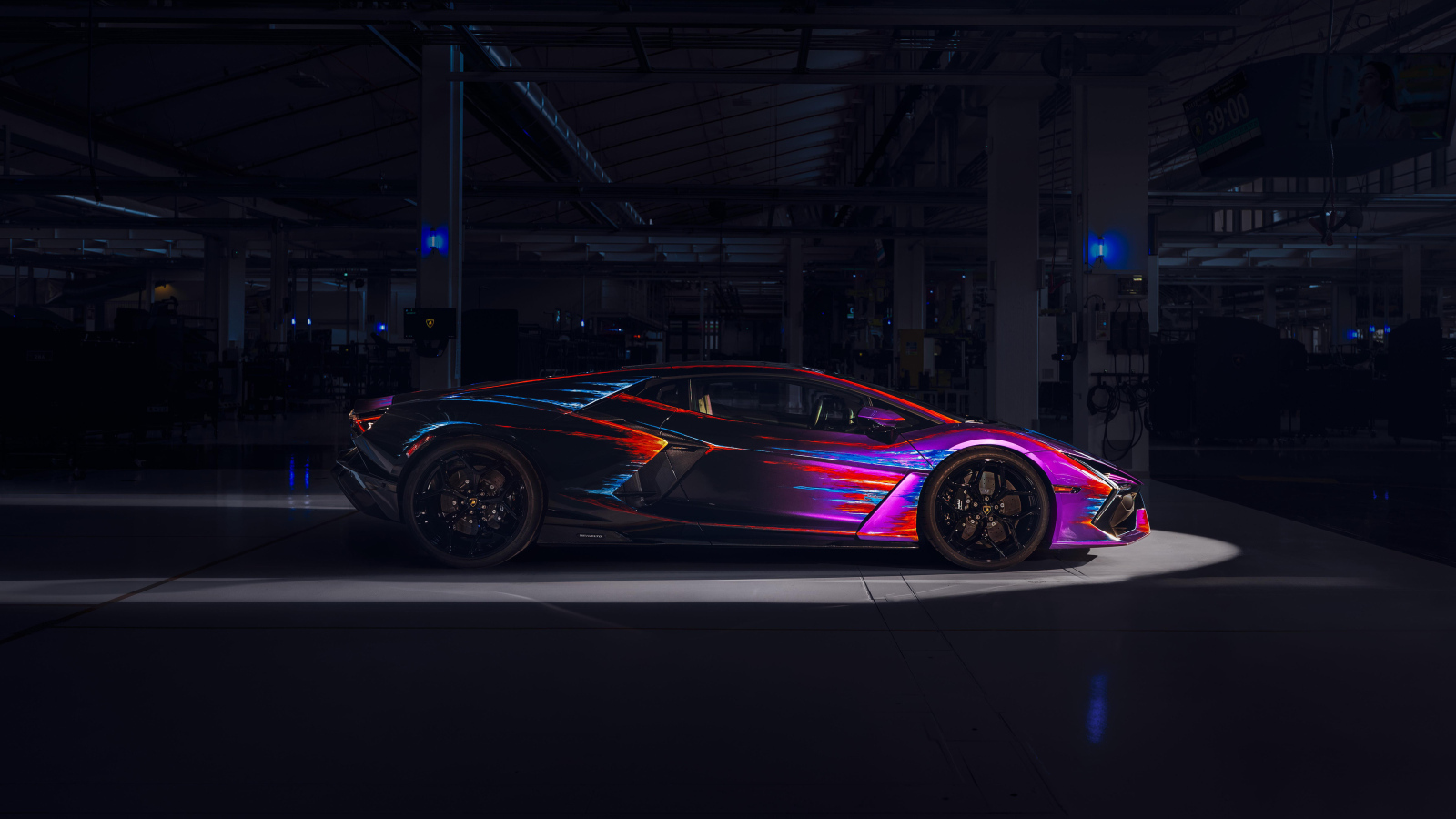 Яркий автомобиль Lamborghini Revuelto Opera Unica