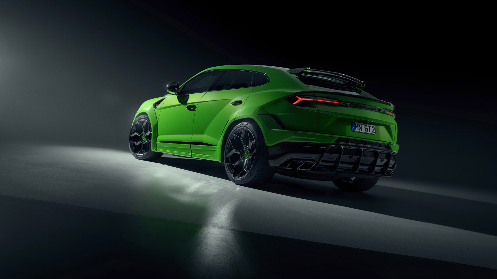 Зеленый автомобиль Lamborghini Urus  вид сзади