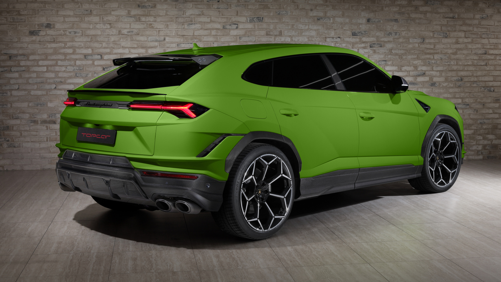 Зеленый автомобиль Lamborghini Urus Performante 2024  года вид сзади
