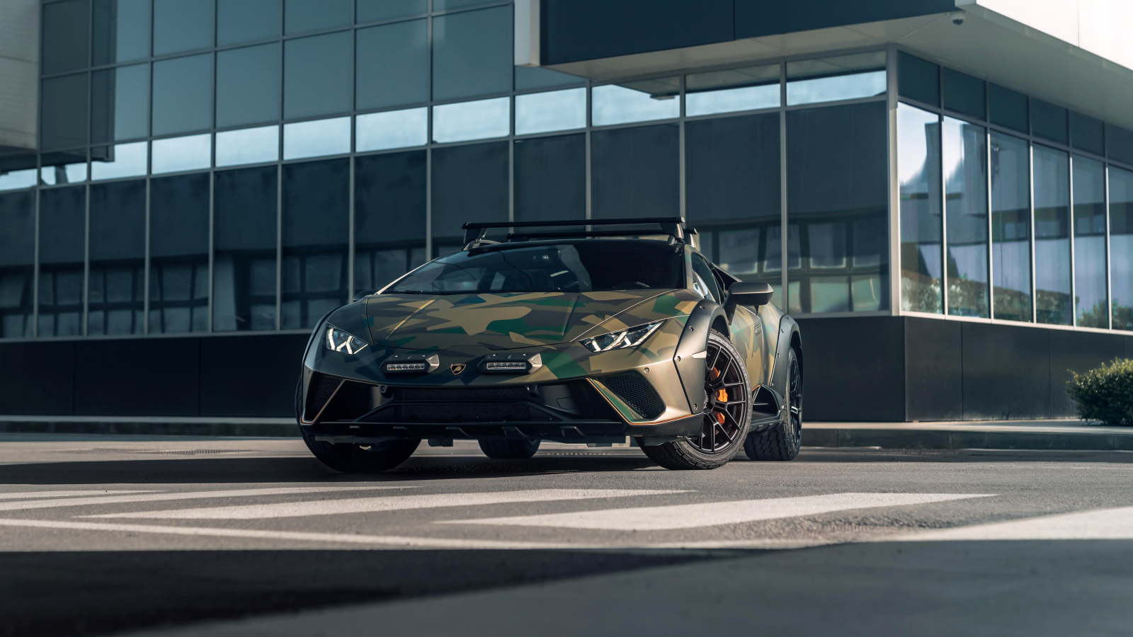 Автомобиль  Lamborghini Huracán Sterrato All-Terrain Ad Personam у здания