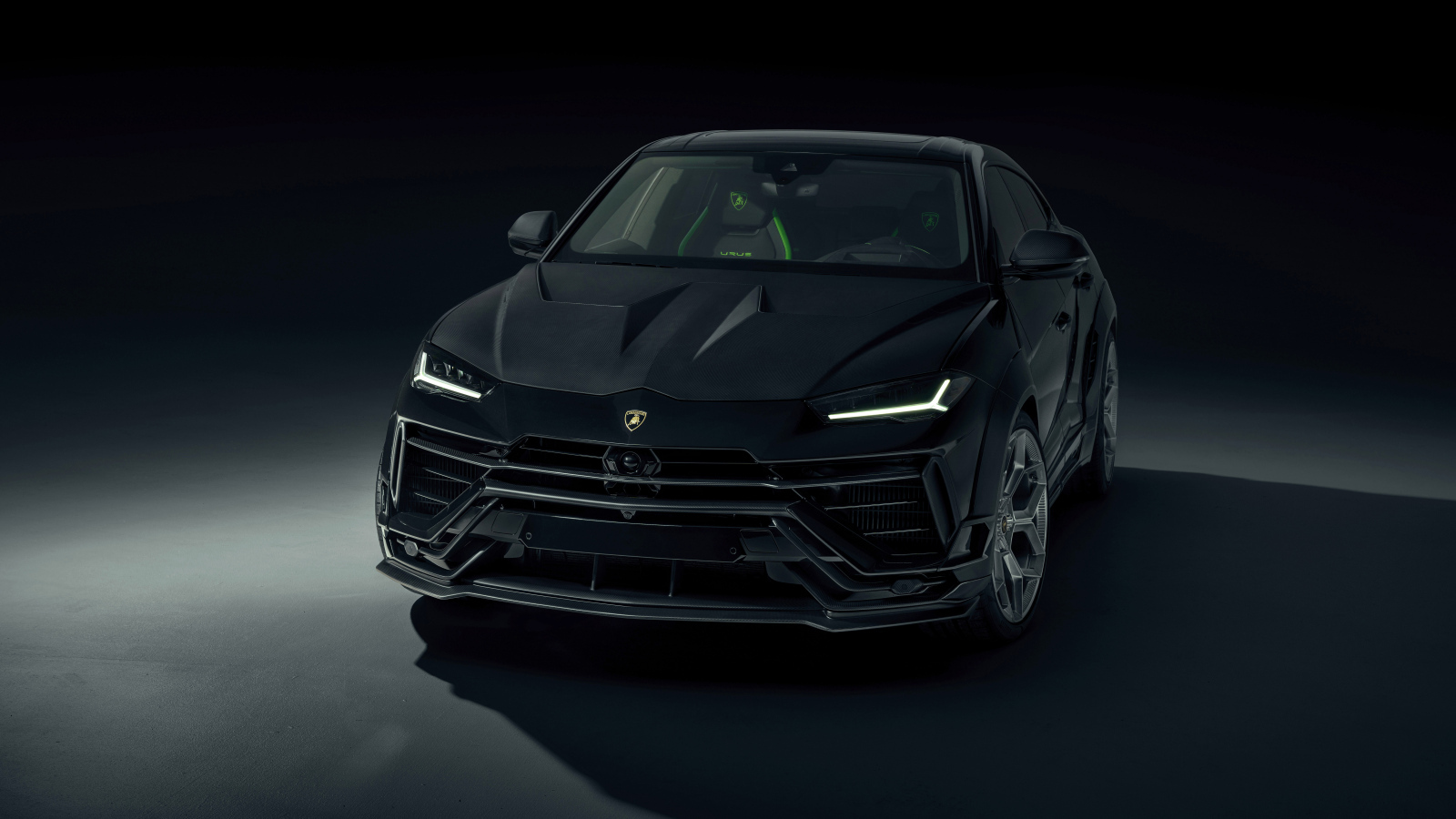 Автомобиль Lamborghini Urus на черном фоне
