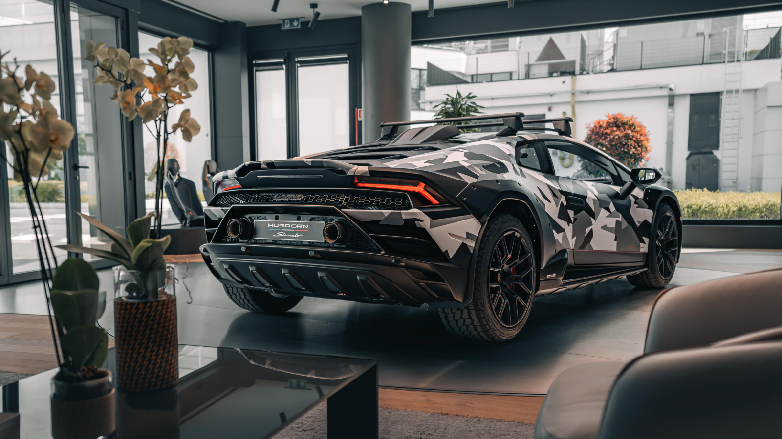 Вид сзади на автомобиль Lamborghini Huracán Sterrato All-Terrain Ad Personam 2024  года в здании