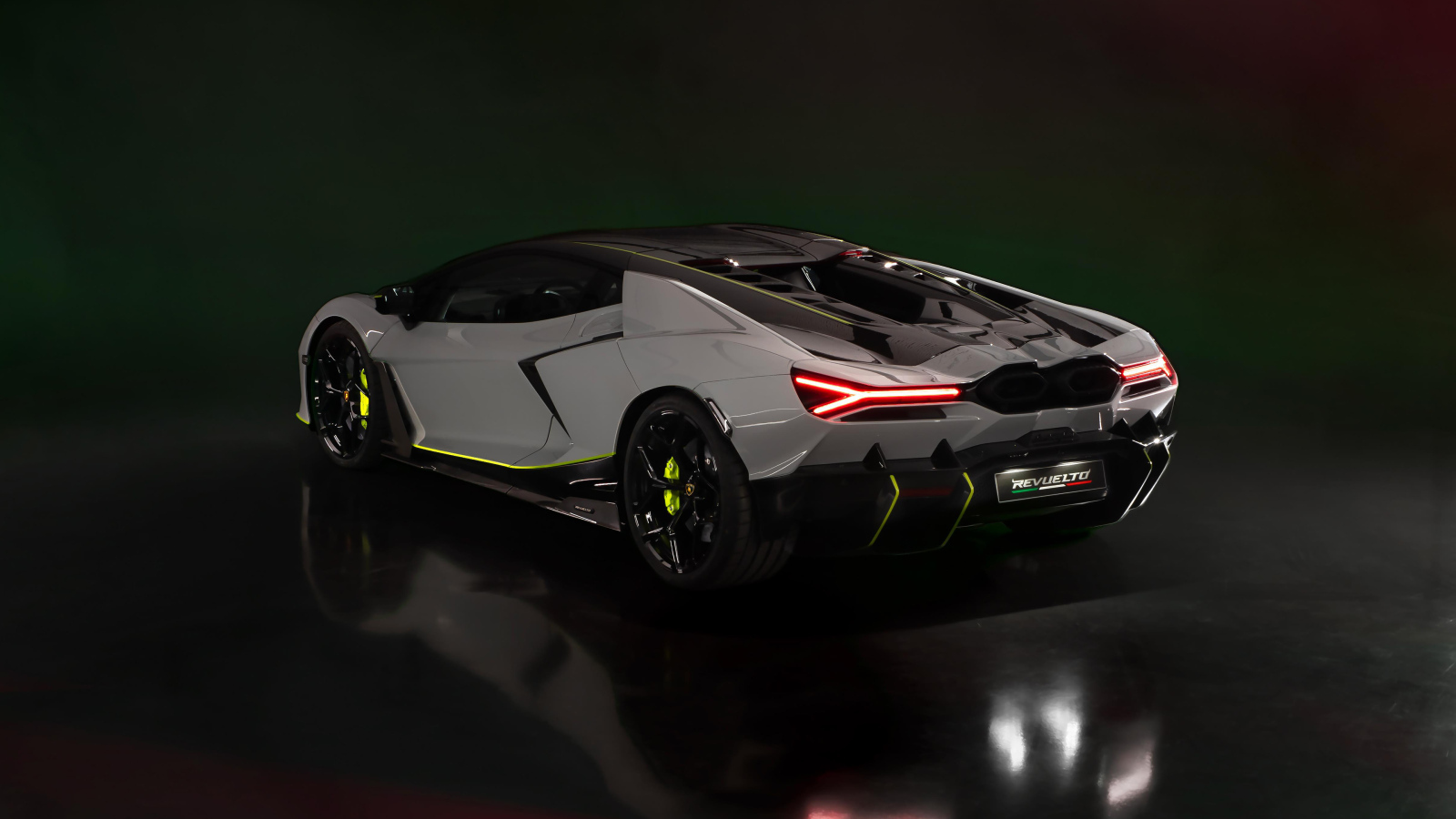 Вид сзади на автомобиль Lamborghini Revuelto At Lamborghini Arena 2024 года