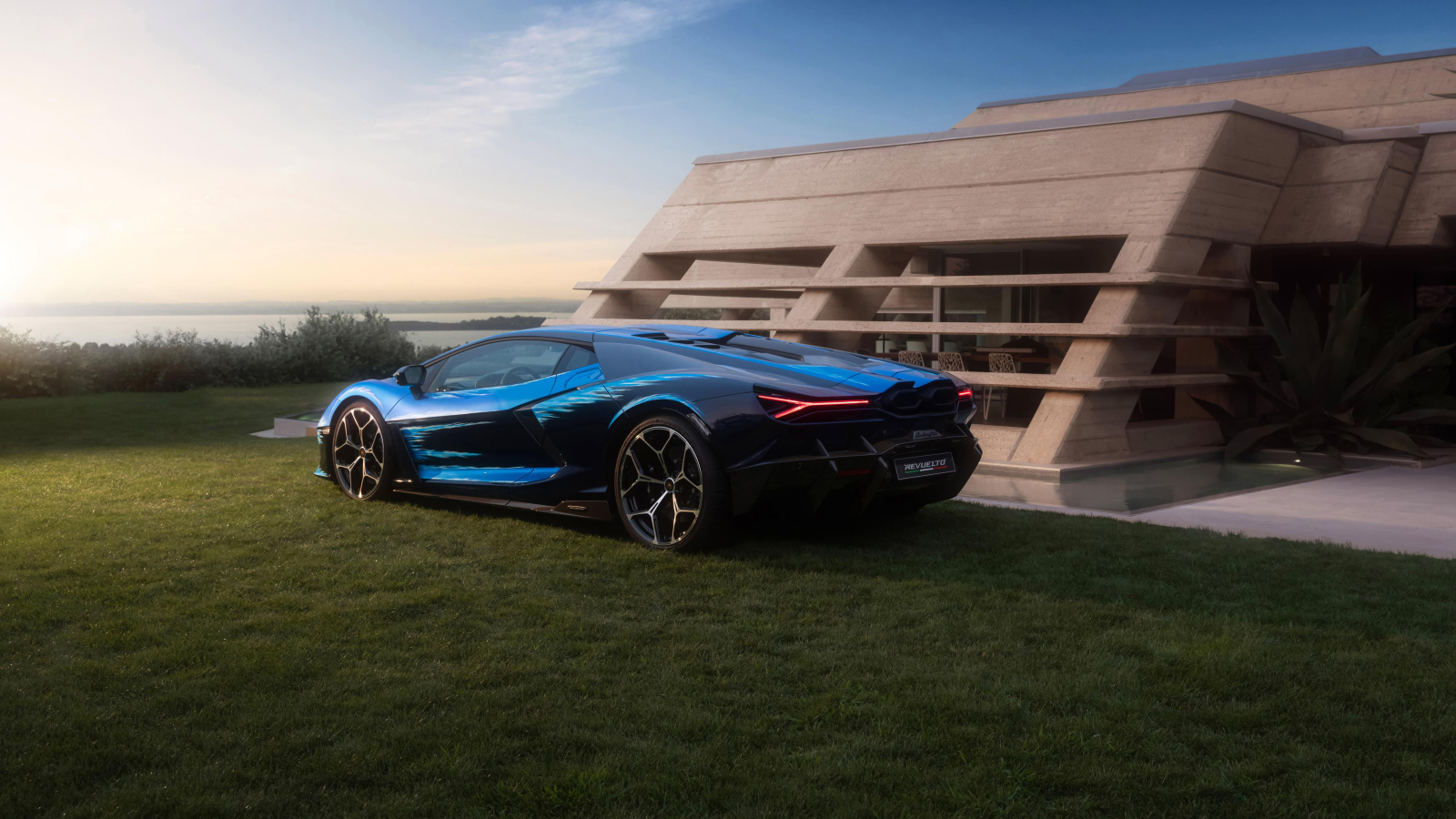 Вид сзади на автомобиль Lamborghini Revuelto Opera Unica 2024 года