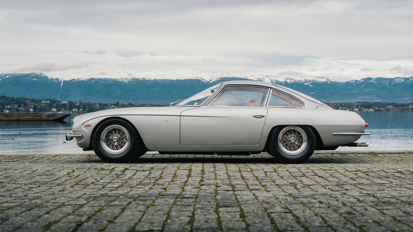 Вид сбоку на автомобиль Lamborghini 350 GT