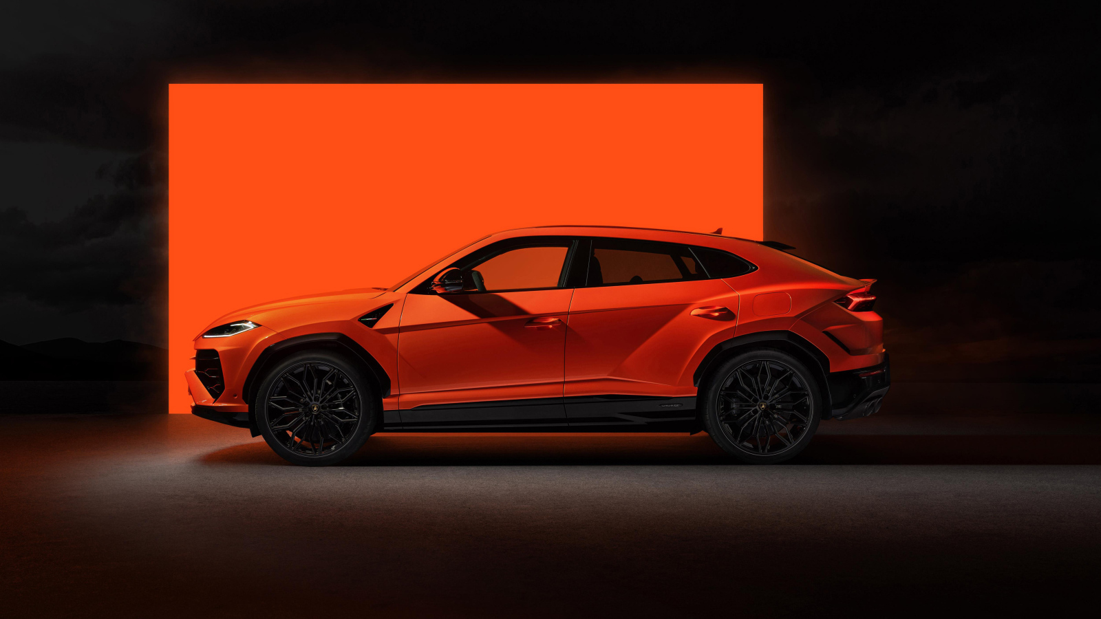 Вид сбоку на автомобиль Lamborghini Urus SE Plug-In Hybrid