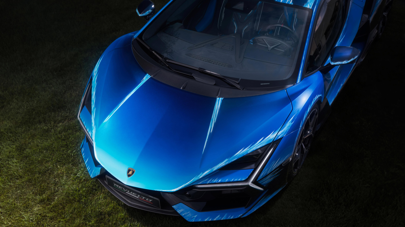 Капот синего спортивного автомобиля Lamborghini Revuelto Opera Unica 2024 года