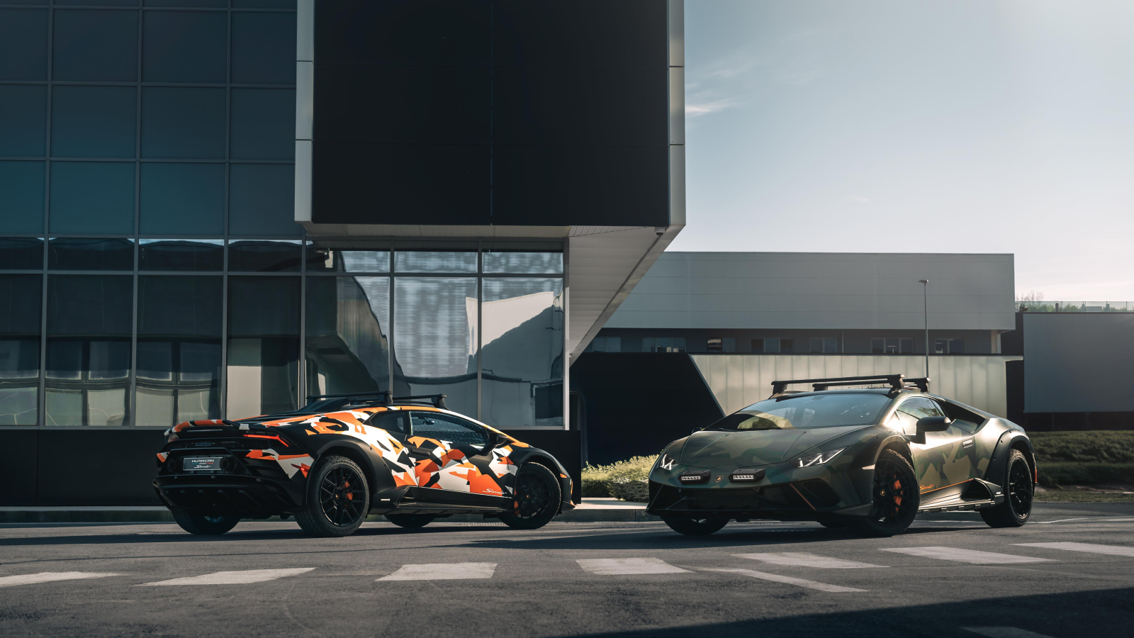 Два автомобиля Lamborghini Huracán Sterrato All-Terrain Ad Personam