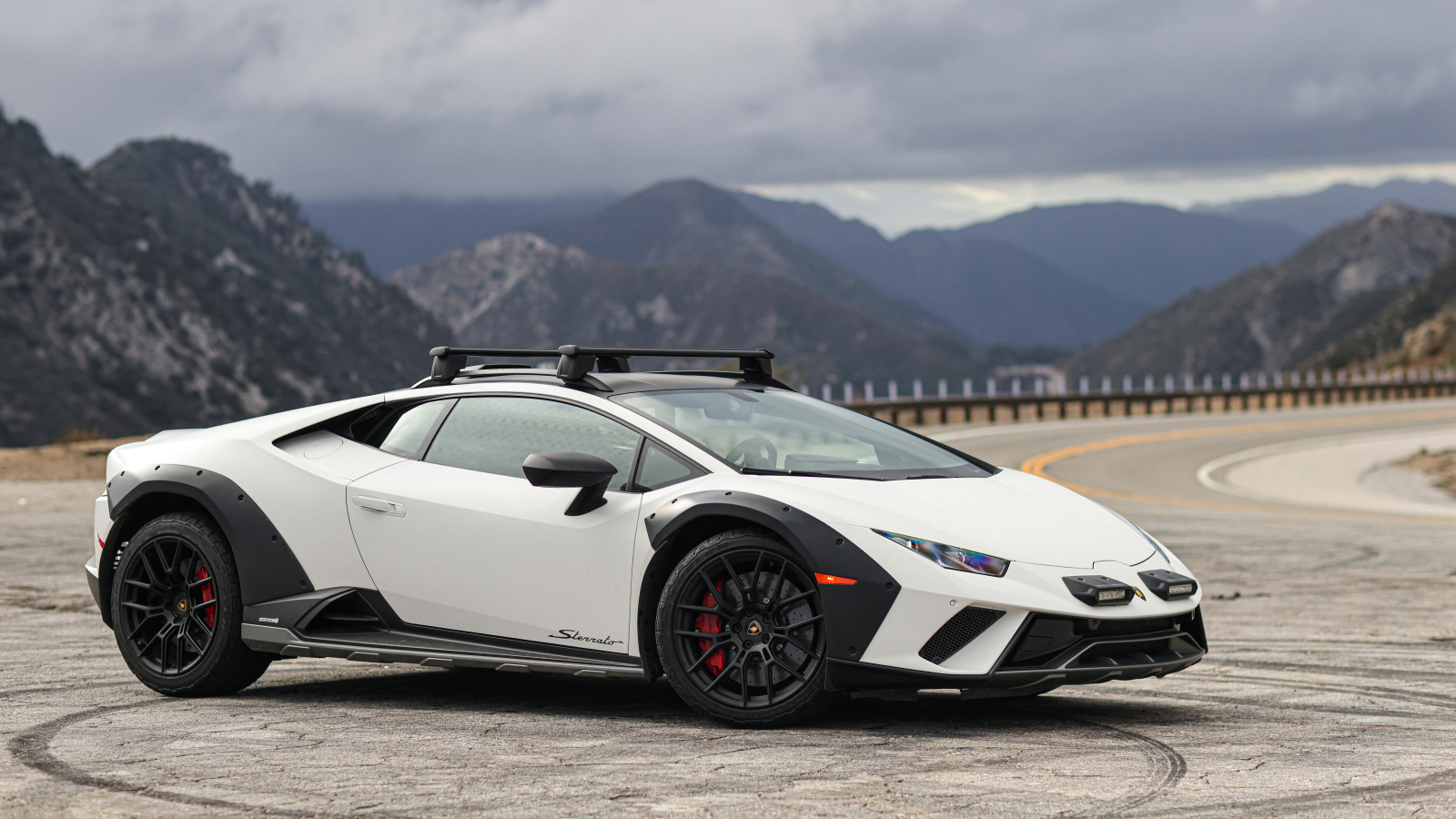 Белый автомобиль Lamborghini Huracán Sterrato  2024 года