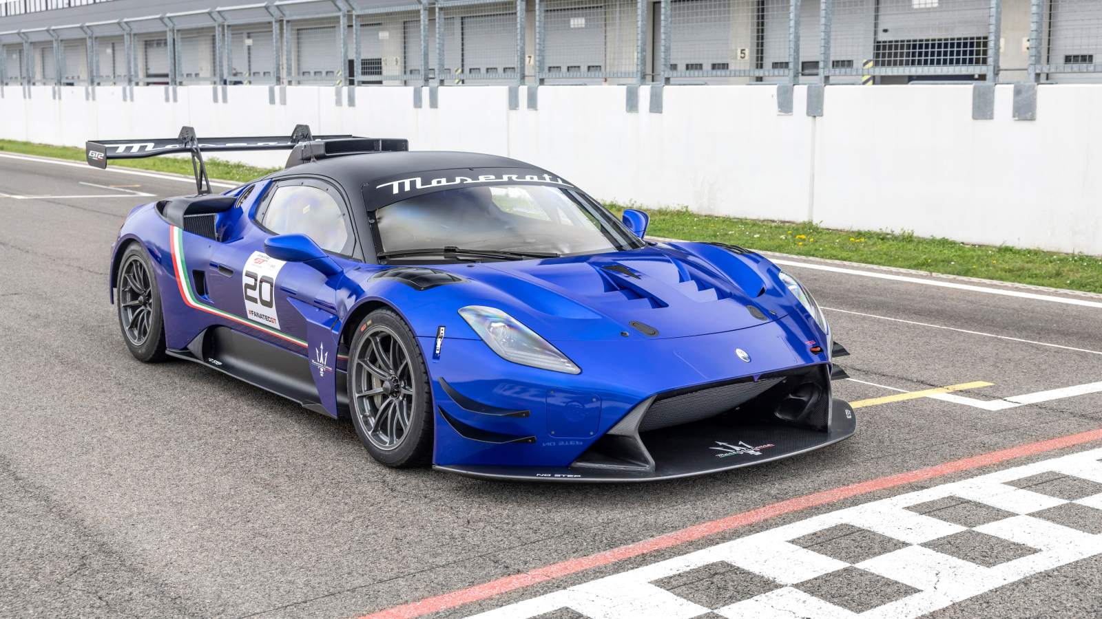 Синий автомобиль Maserati GT2  на трассе