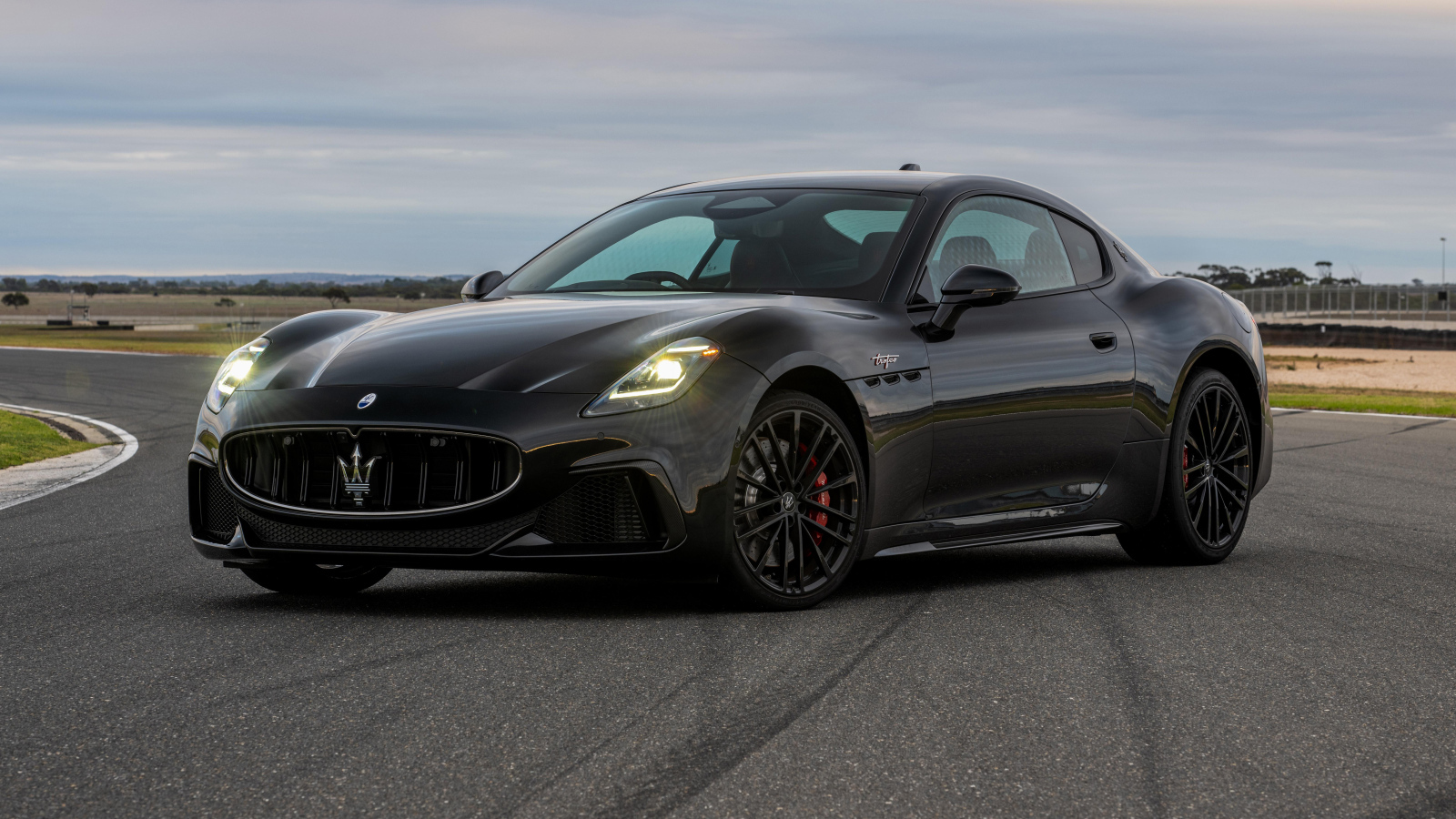 Дорогой черный Maserati GranTurismo Trofeo 2024 года