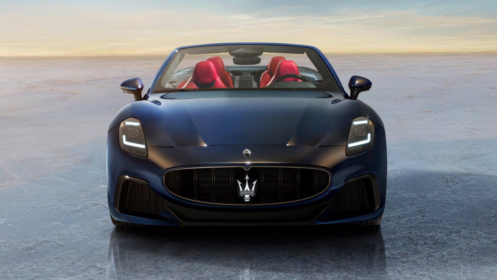 Вид спереди на автомобиль Maserati GranCabrio Trofeo 2024 года