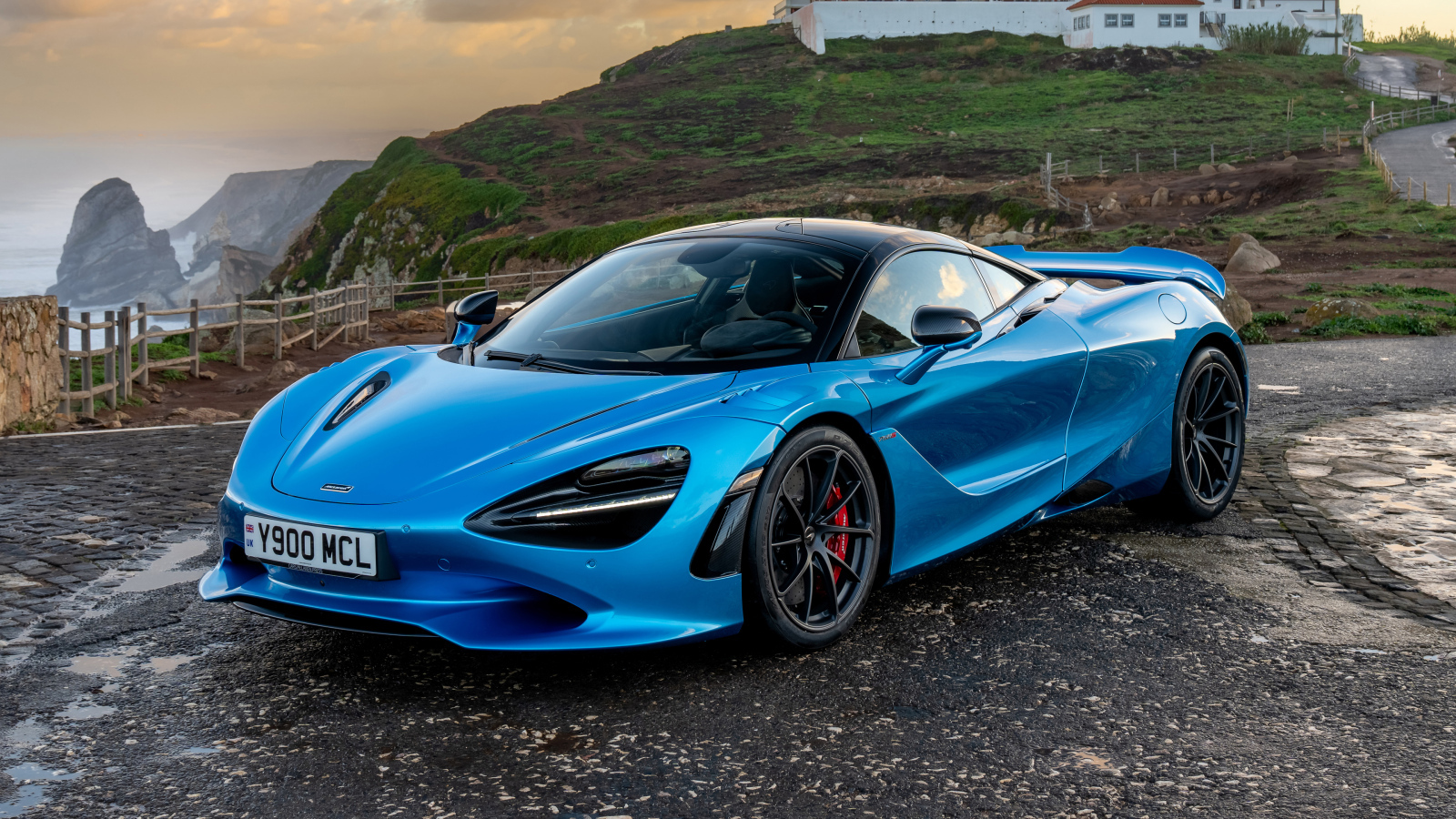 Синий быстрый автомобиль McLaren 750S Coupe