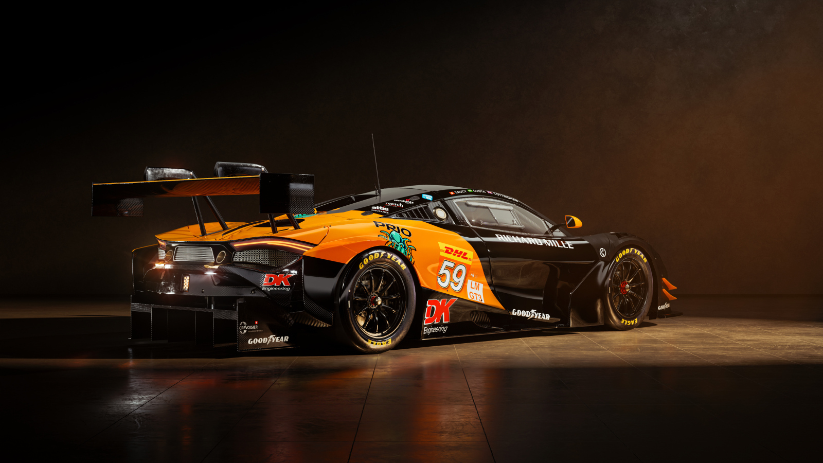 Вид сзади на быстрый автомобиль McLaren 720S GT3 EVO