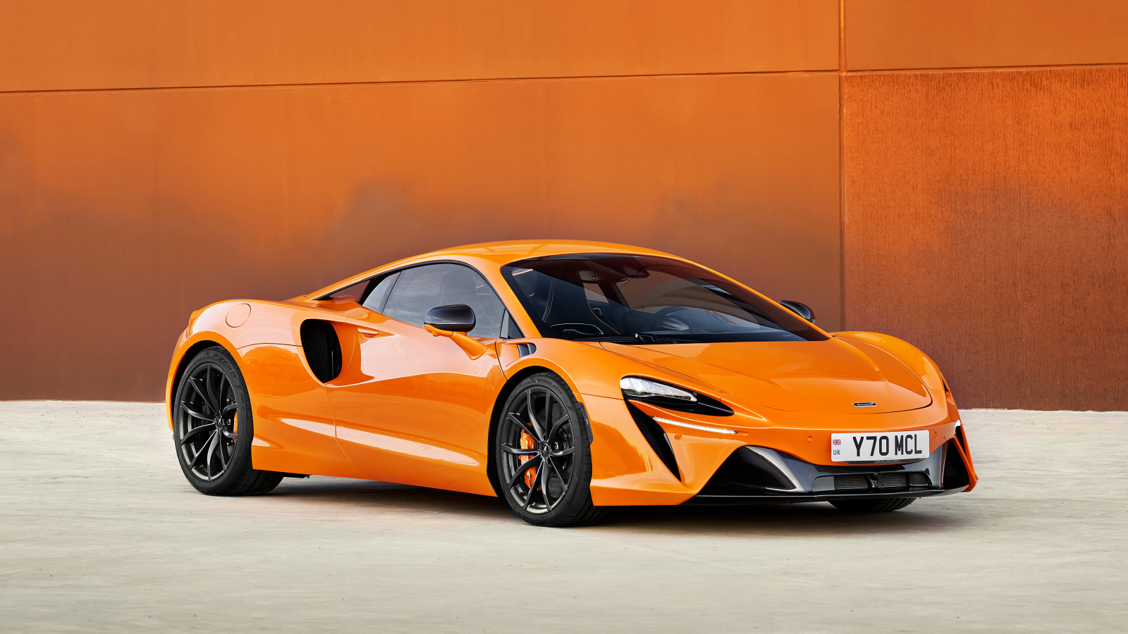 Вид на быстрый автомобиль McLaren Artura