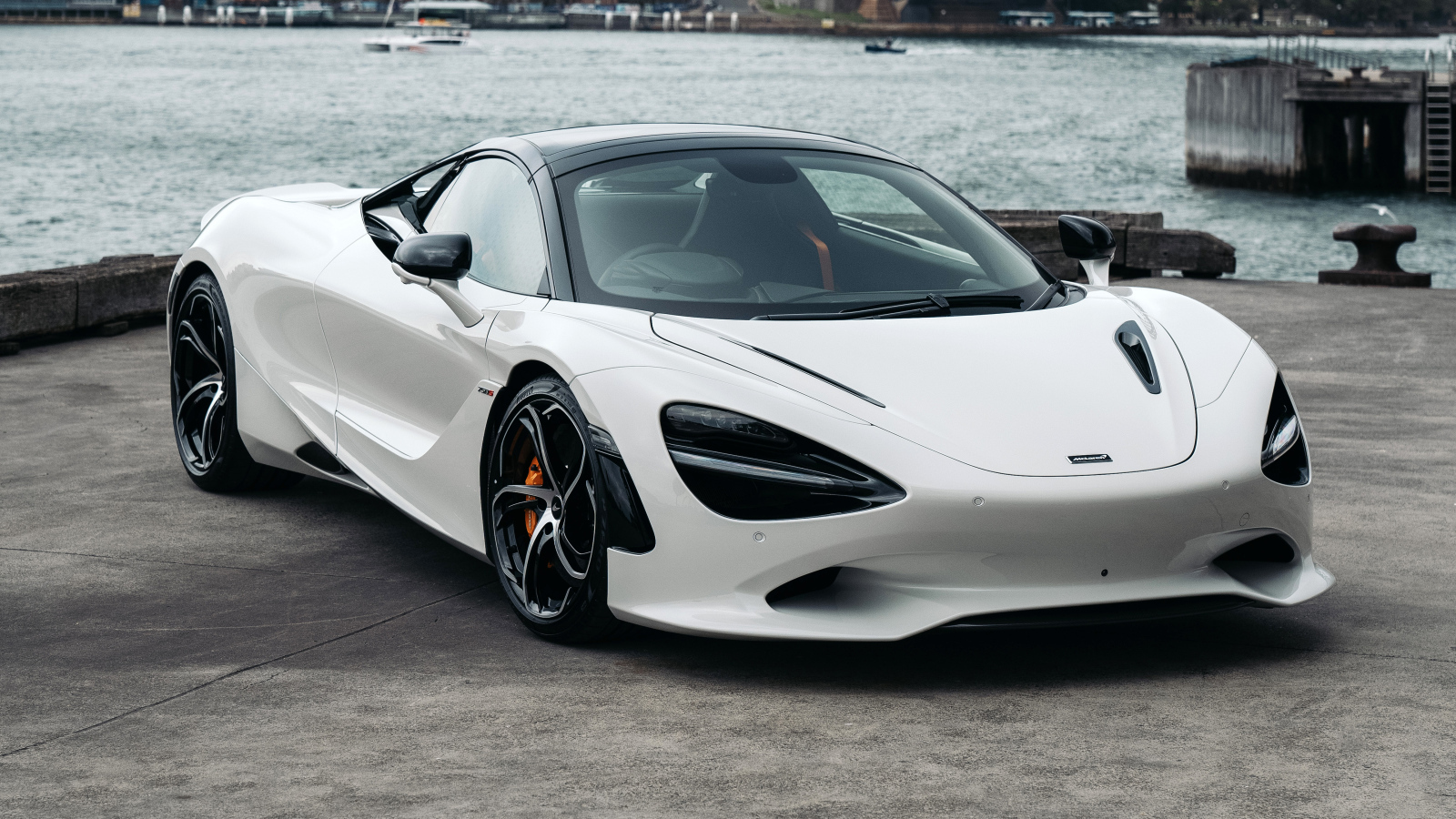 Белый автомобиль McLaren 750S Spider