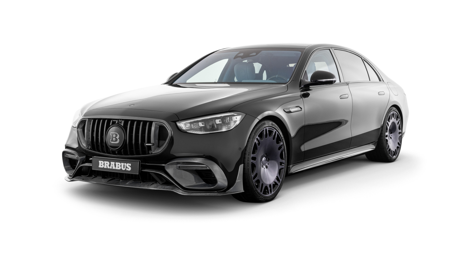 Черный автомобиль Mercedes-AMG S 63 E Performance Brabus 930 на белом фоне