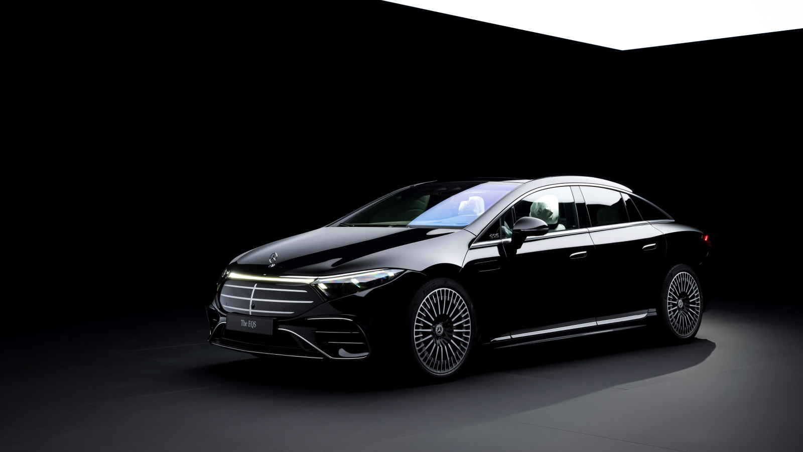 Черный стильный автомобиль Mercedes-Benz EQS 580 4MATIC AMG Line Manufaktur Selection 2024 года