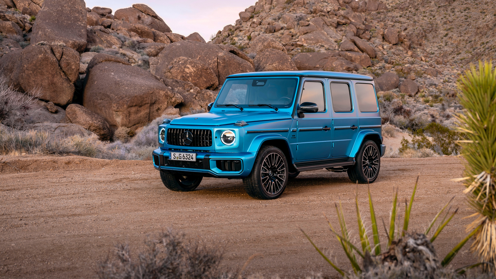 Синий внедорожник  Mercedes-AMG G 63 Manufaktur 2024 года в горах