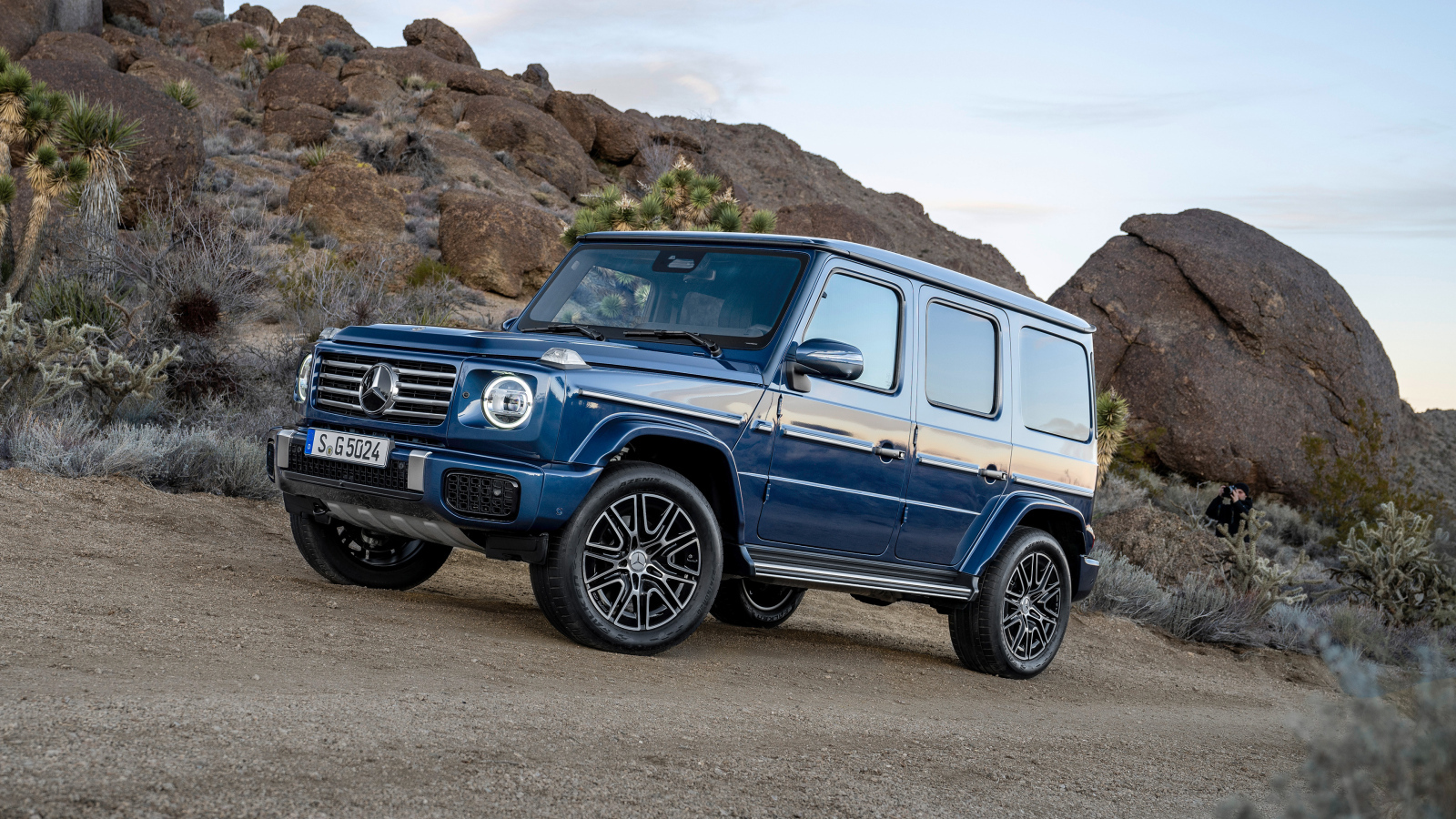 Синий автомобиль Mercedes-Benz G 500 в горах