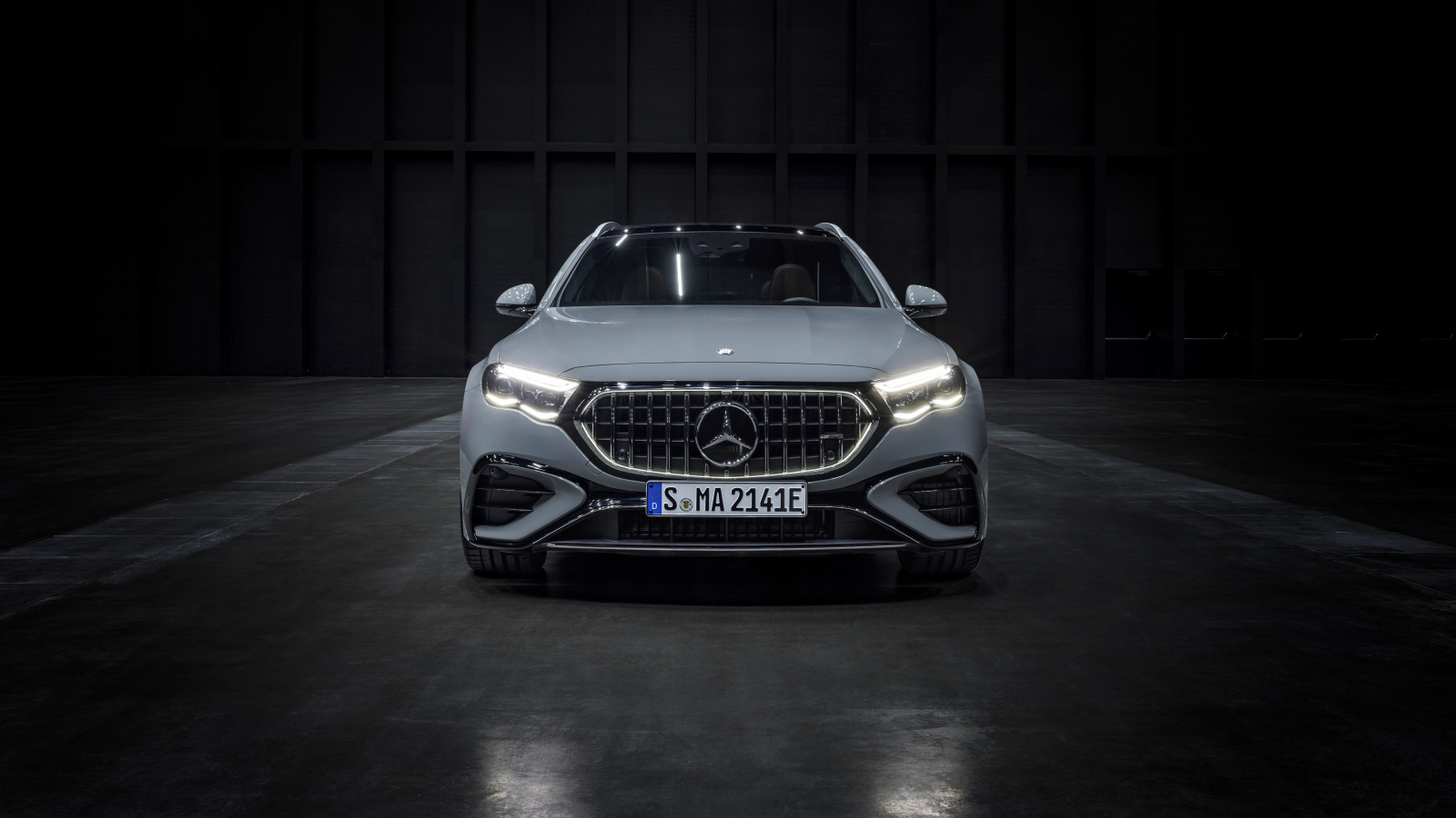 Вид спереди на автомобиль Mercedes-AMG E 53 HYBRID 4MATIC+ Estate 2024 года