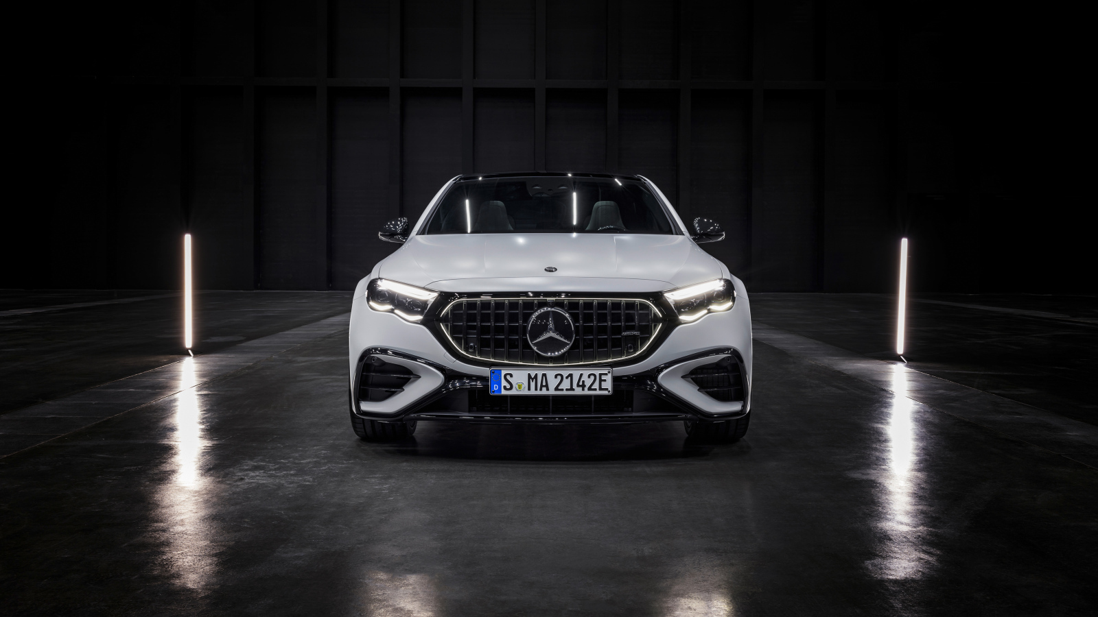 Автомобиль Mercedes-AMG E 53 HYBRID 4MATIC+ 2024 года вид спереди
