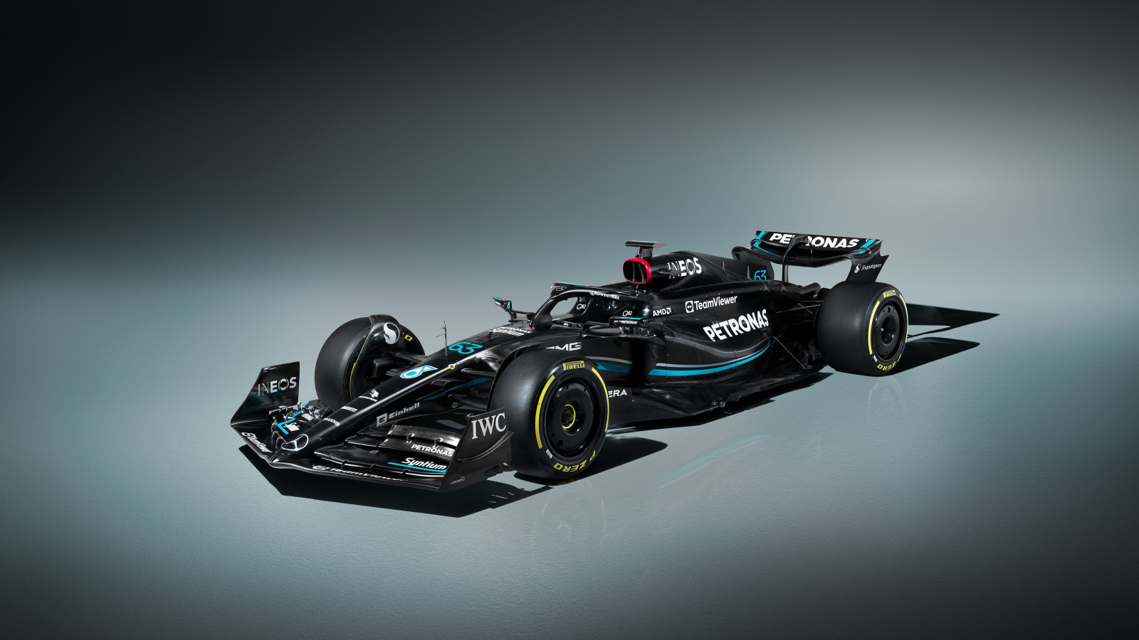 Гоночный автомобиль Mercedes-AMG F1 W14 E Performance  на сером фоне