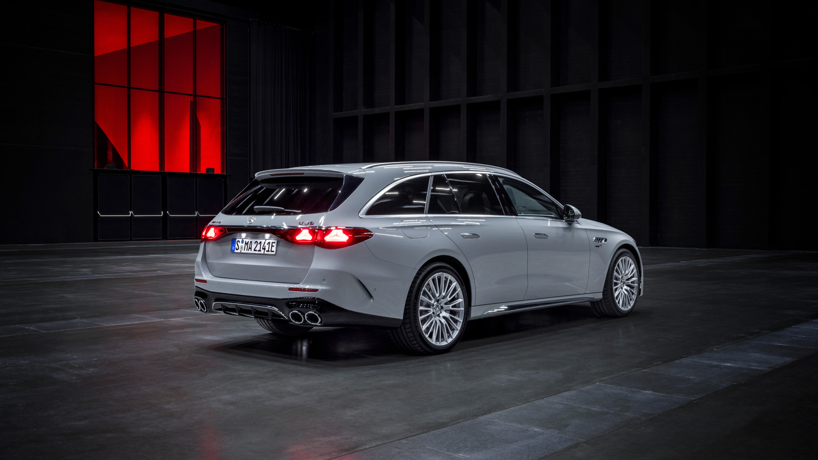 Вид сзади на автомобиль Mercedes-AMG E 53 HYBRID 4MATIC+ Estate 2024 года