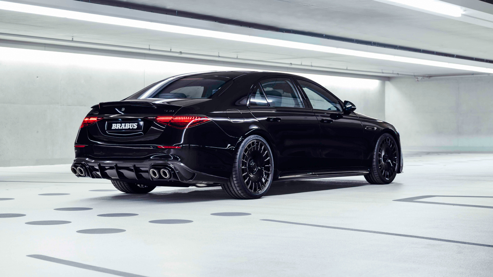 Вид сзади на автомобиль Mercedes-AMG S 63 E Performance Brabus 930