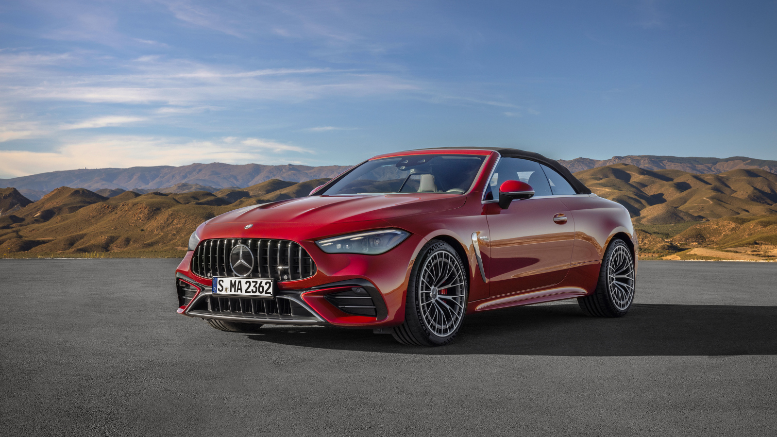 Красный автомобиль Mercedes-AMG CLE 53 4MATIC+ Cabriolet 2024 года