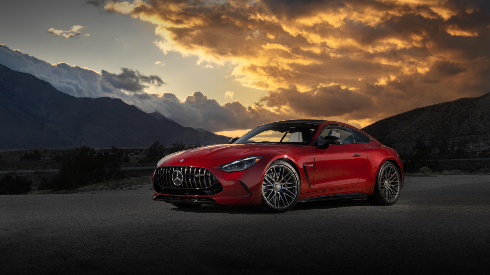 Красный автомобиль Mercedes-AMG GT 63 4MATIC+ 2024 года на закате