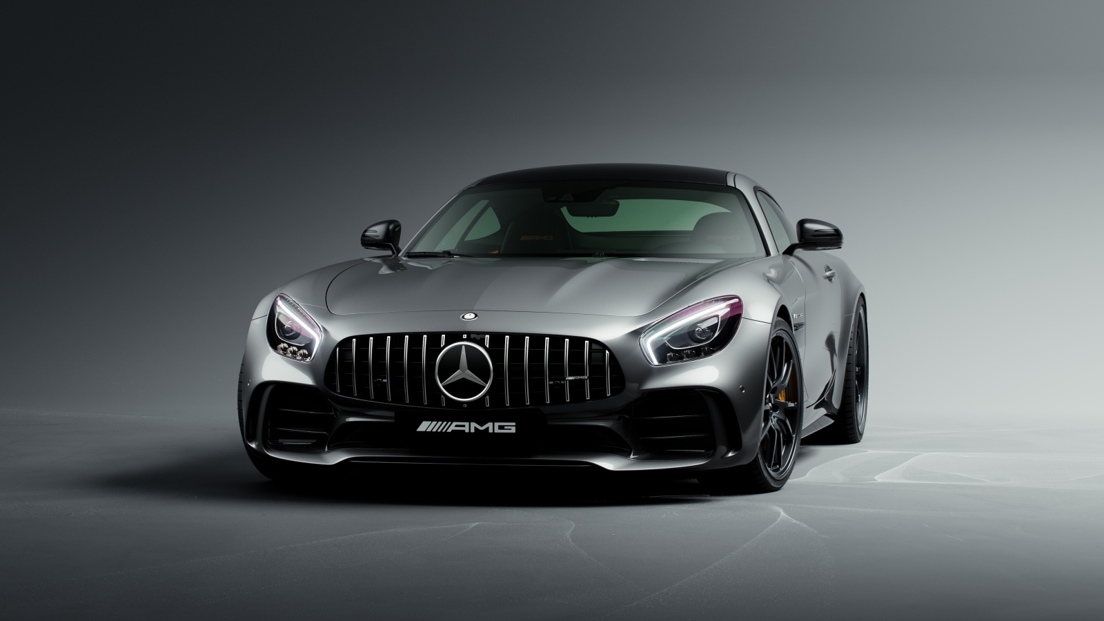 Серебристый автомобиль Mercedes-AMG GT R