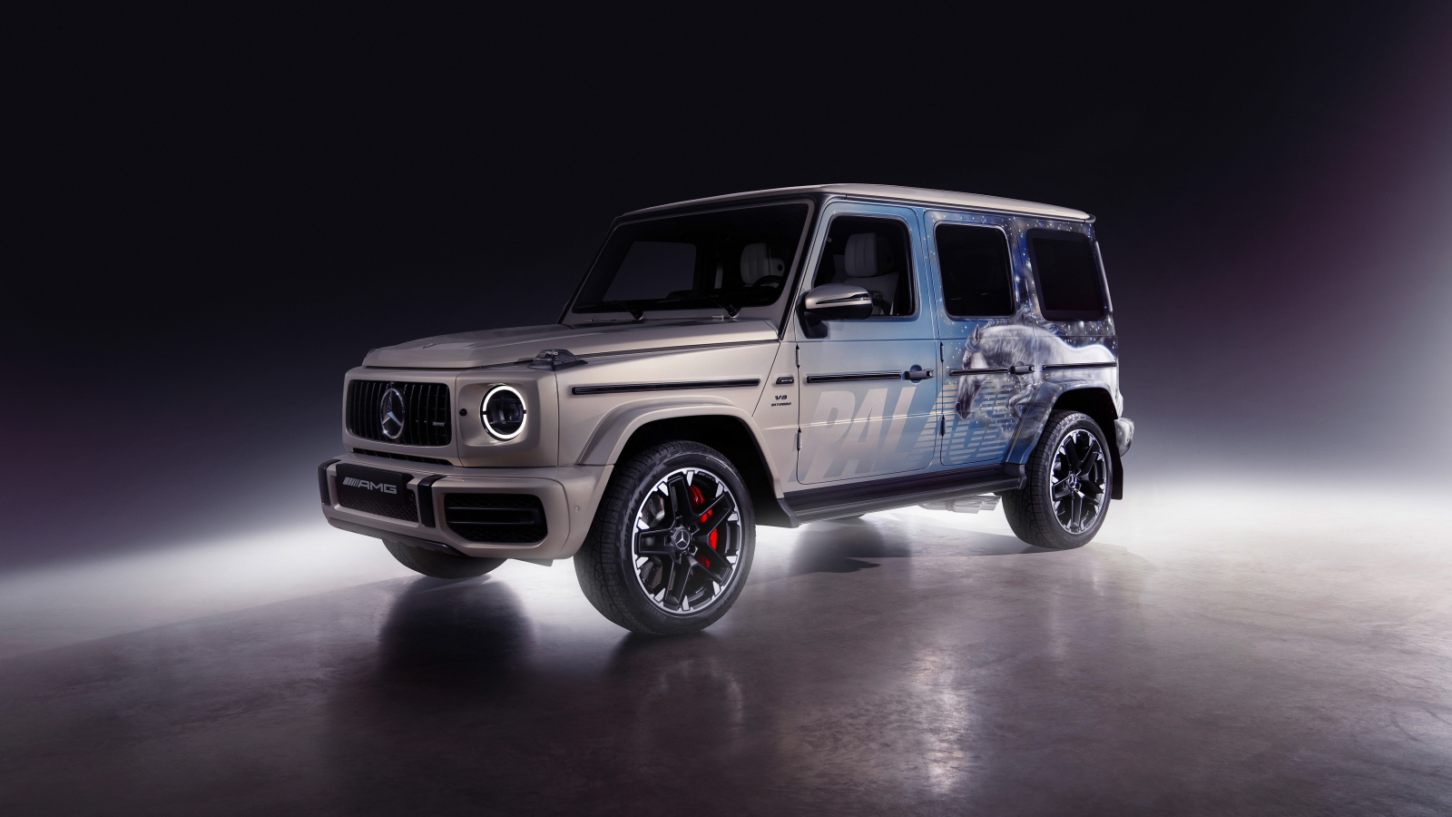 Серебристый джип Mercedes-AMG G 63