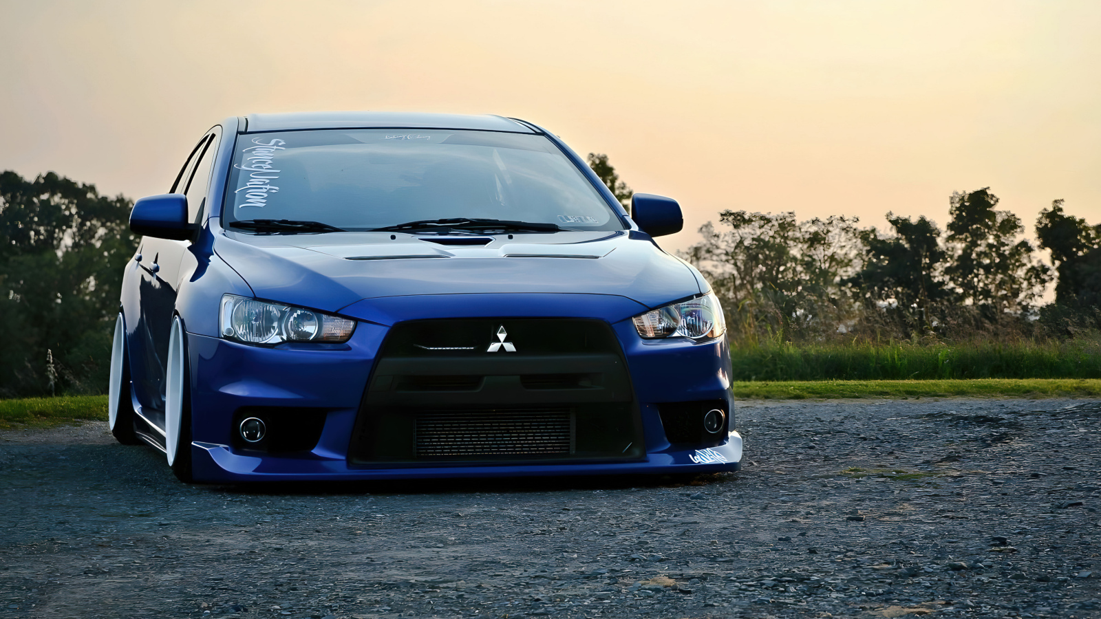 Синий автомобиль Mitsubishi Lancer Evo JDM