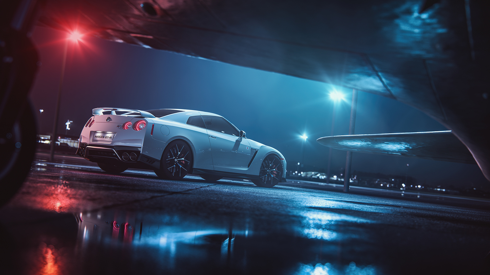 Автомобиль Nissan GTR в свете фонарей