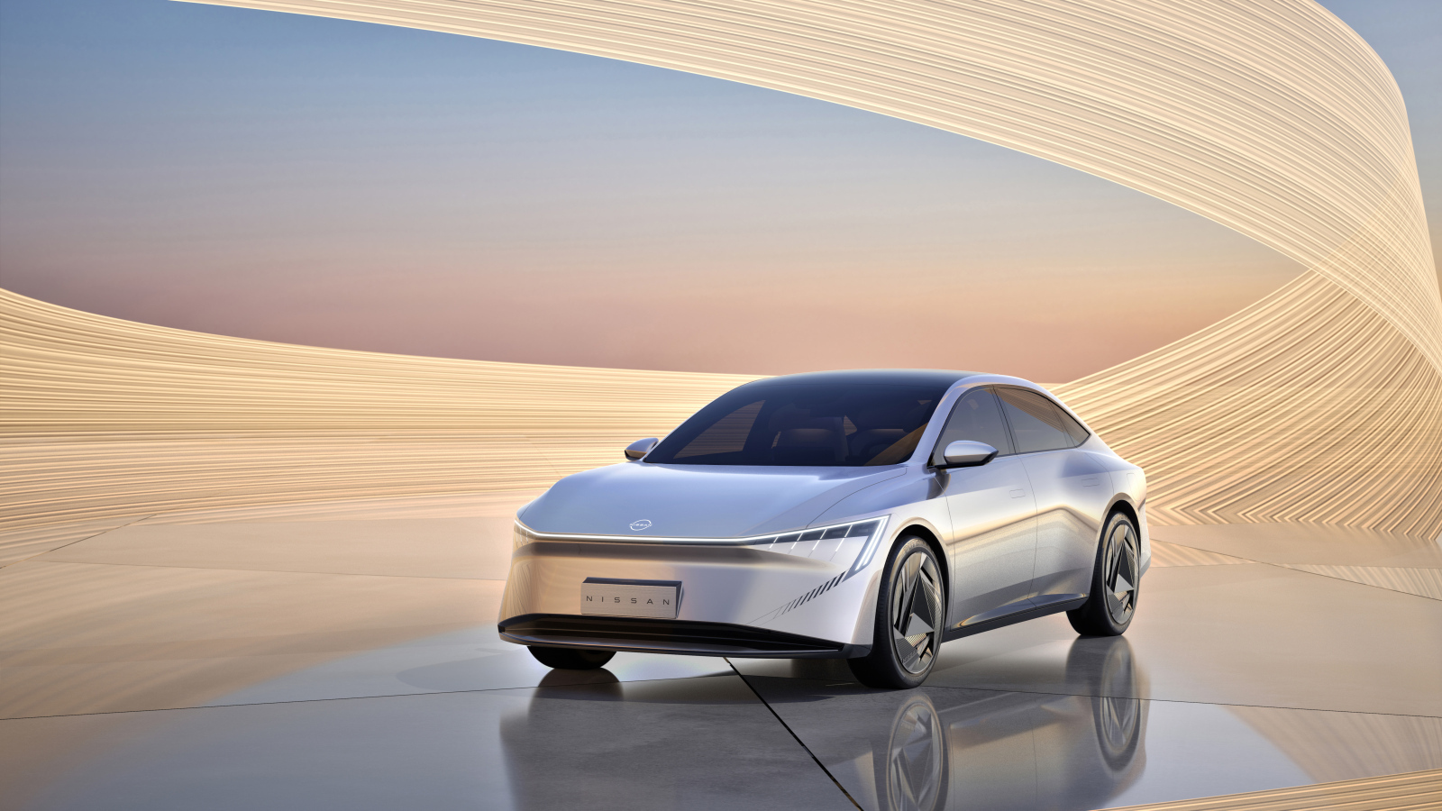 Серебристый Nissan Evo Concept 2024 года